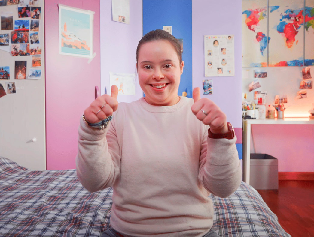 Ragazza fa segno di approvazione con i pollici alzati