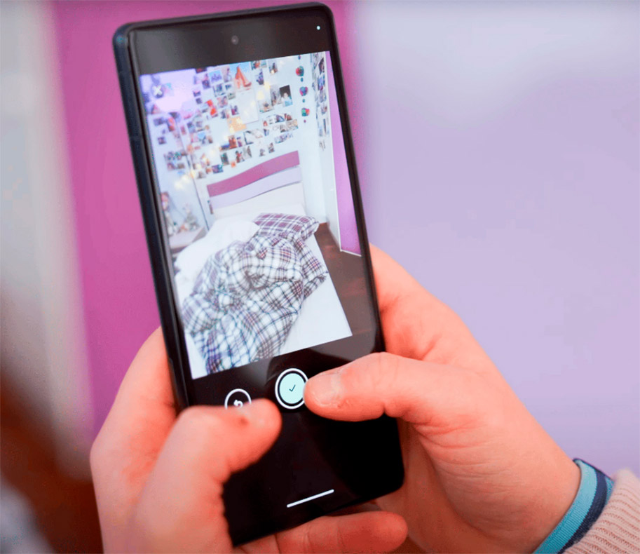 Scatto della camera con l’app YouDoToo aperta su smartphone